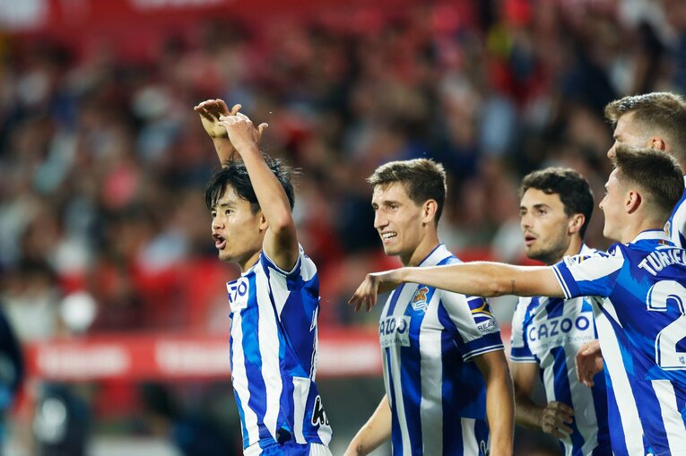 久保建英、ソシエダ同僚に「次は頼むよ」とウインク… カメラマンが収めた“1ゴール1アシスト＋余裕・信頼度アップの決定的瞬間”(33)