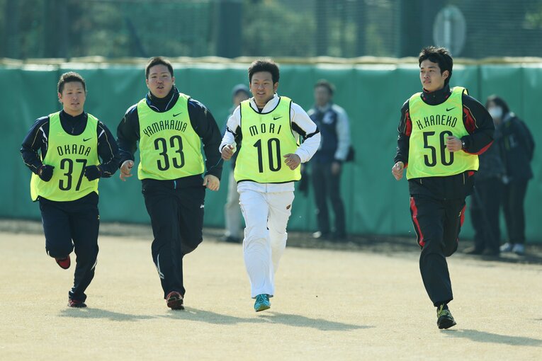 2014年1月、新人合同自主トレーニングの持久走。左から2人目が山川穂高、同3人目森友哉　©JIJI PRESS
