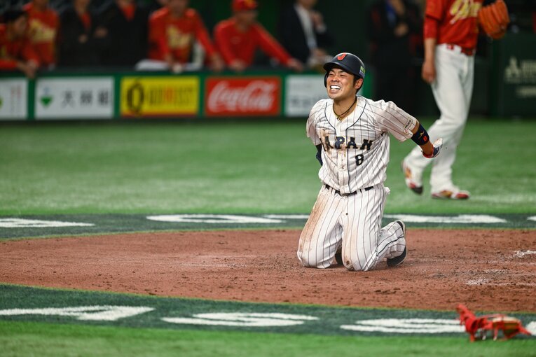 近藤健介。ユニフォームを汚して全力プレー　©Nanae Suzuki