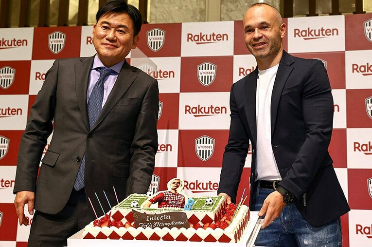 37歳の誕生日に“重要な会見”に臨んだイニエスタ。発表されたのは、神戸との契約延長だった ／ photograph by AFP PHOTO / VISSEL KOBE
