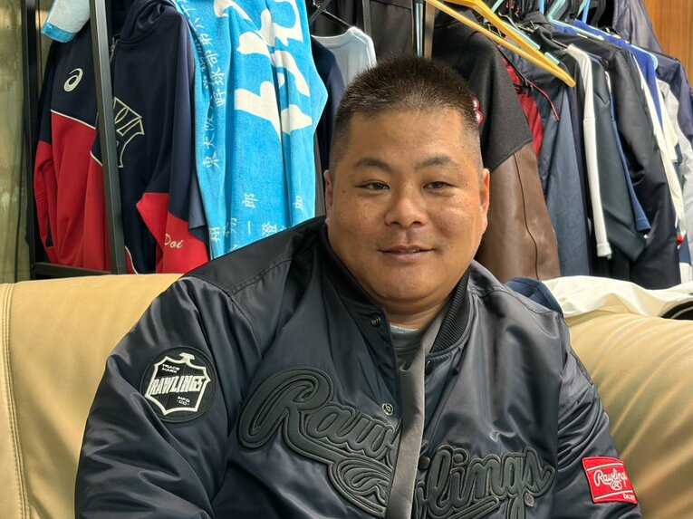 東大阪大柏原を率いる土井監督。閉校後は系列校の東大阪大敬愛で野球部を指揮する予定だ　©Fumi Sawai