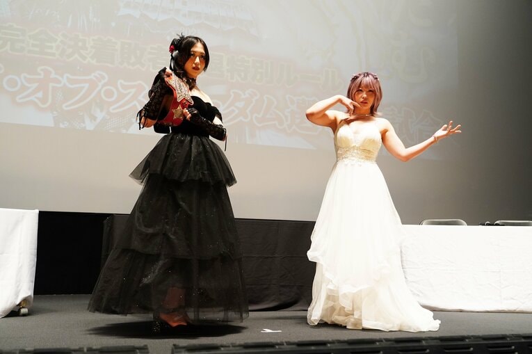 ポーズをとる上谷沙弥と中野たむ　©Essei Hara