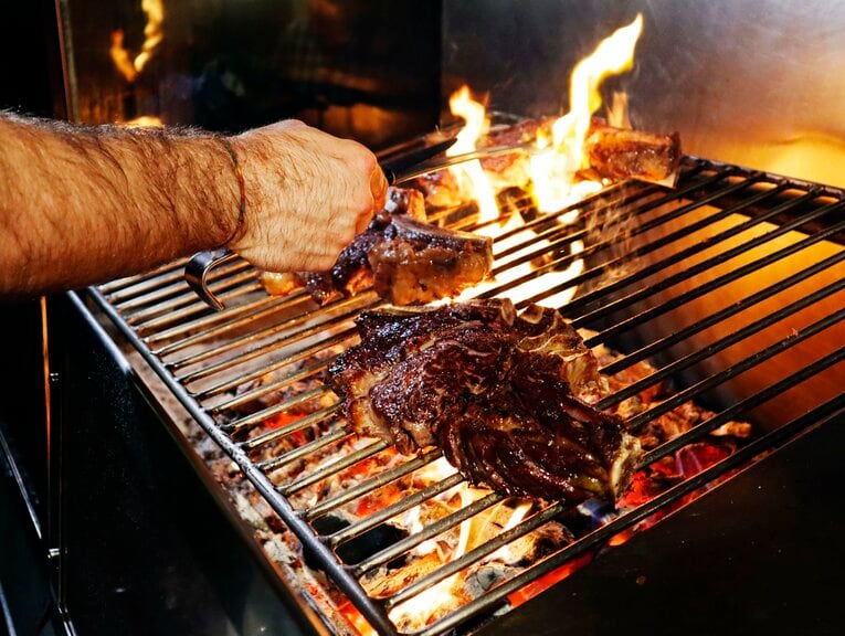 「至る所に14番ユニの子供」久保建英が“バスクで愛される日常”を激写「甥っ子がタケクボって応援してるんだ」醸造所レストランオーナーのこぼれ話(14)