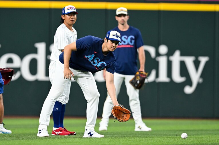 外野で“球拾い”する大谷と今永ら　©Getty Images