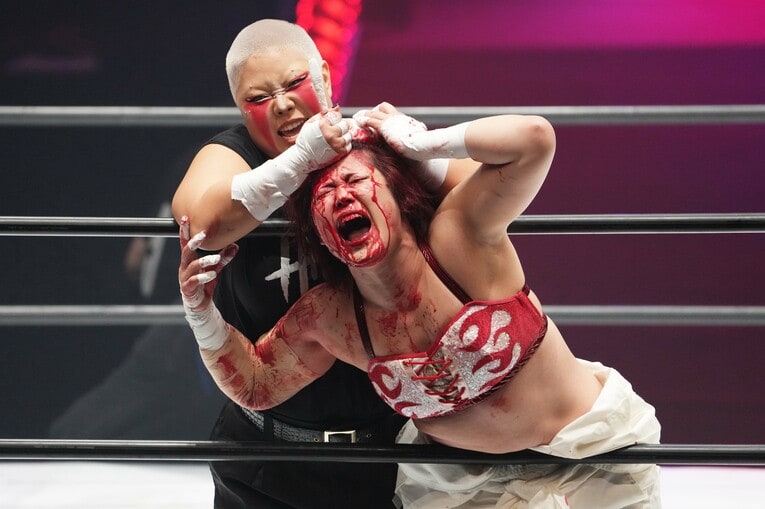流血した舞華の頭に凶器を突き刺す刀羅ナツコ。2024年12月29日、両国国技館　©Masashi Hara