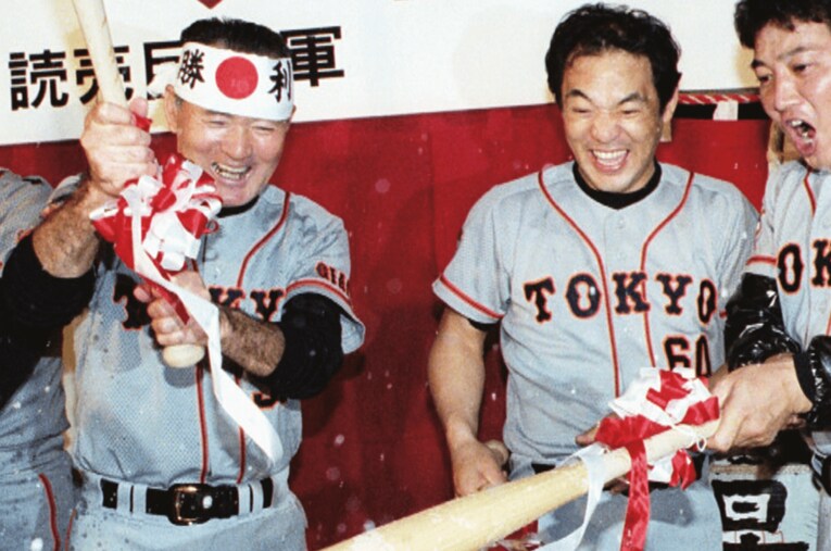4年ぶりにリーグ制覇し、長嶋茂雄（左）、吉村禎章（右）と鏡抜きをする落合博満 ／ photograph by KYODO
