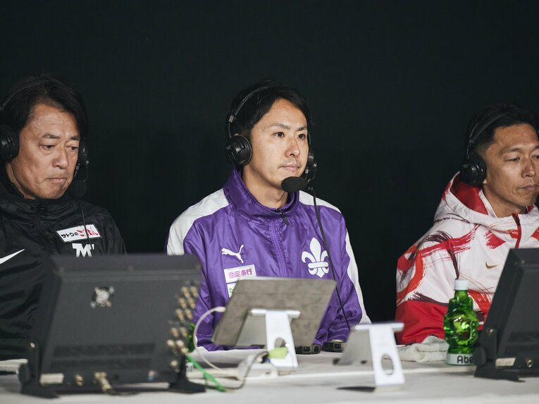 MARCH対抗戦、監督解説席の立教大・高林監督　©Yuki Suenaga