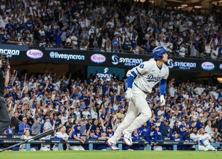 【伝説の二刀流DAY】大谷のホームランに観客だけでなく…（写真は右に続きます）　©ROBERT GAUTHIER/Los Angeles Times