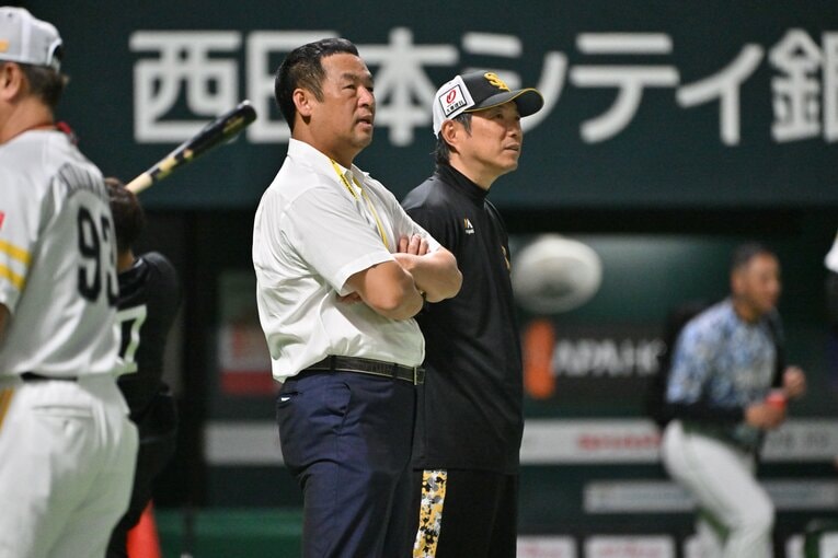 6月12日の試合前に…小久保裕紀監督とOB・松中信彦　©Hideki Sugiyama