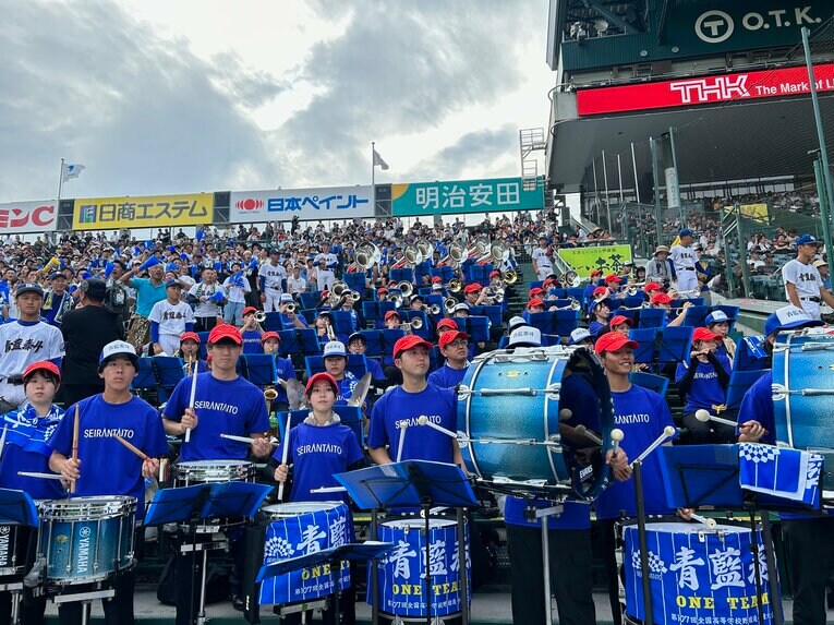 青藍泰斗の応援に駆けつけた、奈良学園大学マーチングバンド部　©Yukiko Umetsu