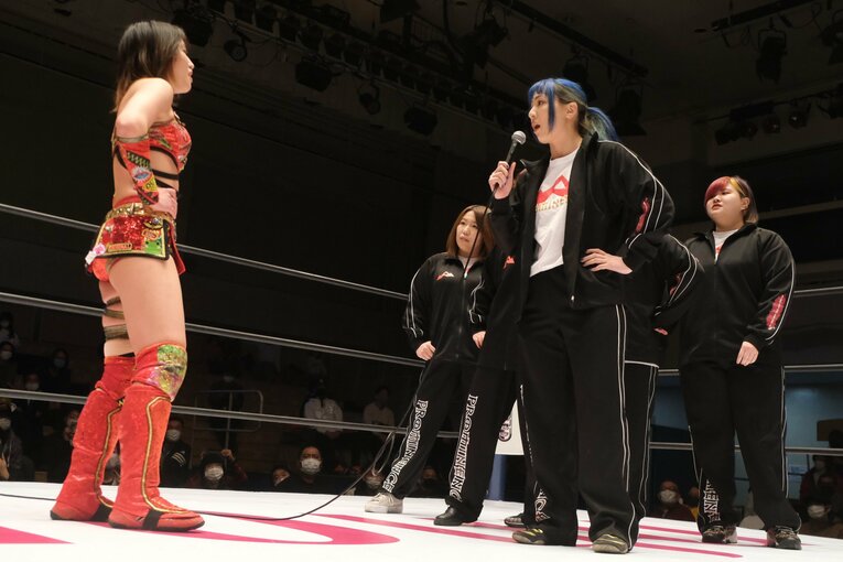 2月1日のスターダム後楽園大会で対峙したプロミネンスと朱里（クリックすると「この記事の写真」にとびます。流血等の過激な画像を含みますのでご注意ください）