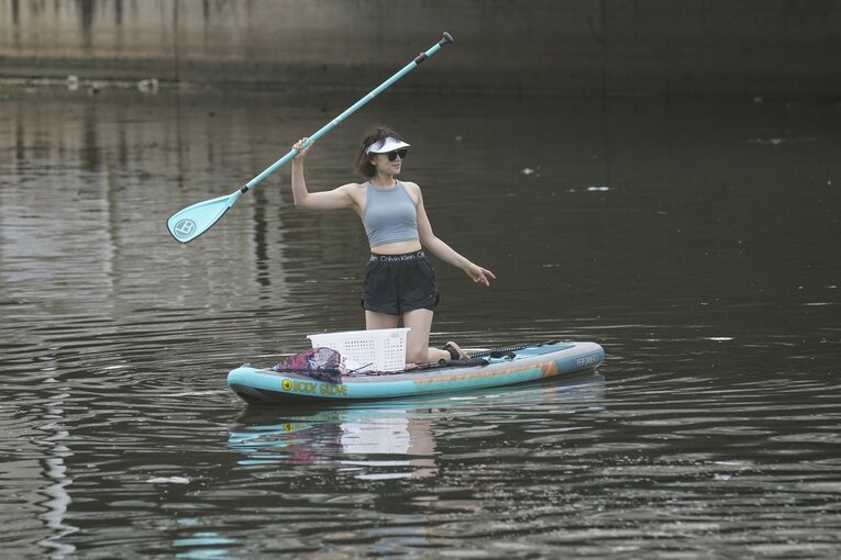 中国の北京では若者がSUPを習い、ゴミ掃除をするという流れも起きている　©Getty Images