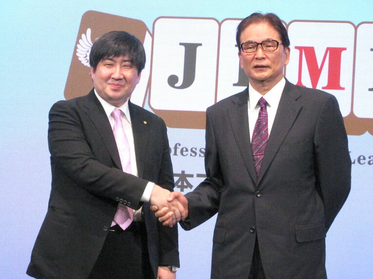 日本プロ麻雀連盟・森山茂和会長と会見で握手する鈴木九段　©Sankei Shimbun