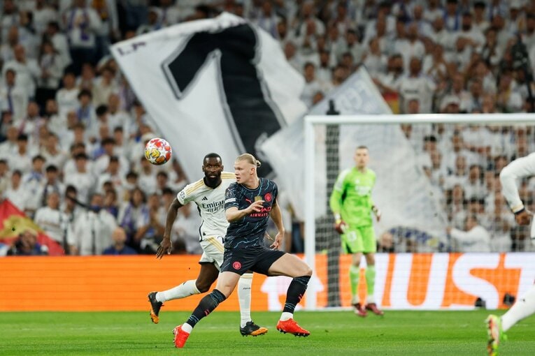 大型FWハーランドは、マドリー両CBリュディガー、テュアメニに抑え込まれた　©Daisuke Nakashima