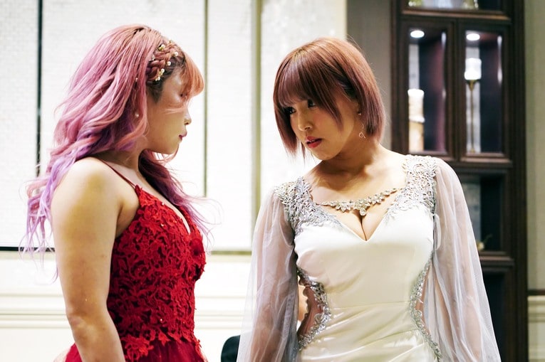 中野たむと白川未奈の激しい視殺戦