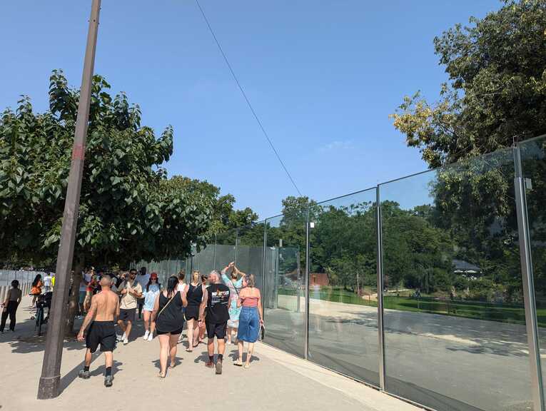 猛烈な暑さになったパリ市内。上半身裸で歩く男性も　©Yu Saito