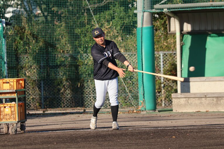 ノックをする平田監督　©Fumi Sawai