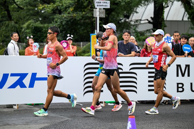 レース中は各選手とも氷で口元を冷やすなどの対策をしていたようだが…　©Nanae Suzuki