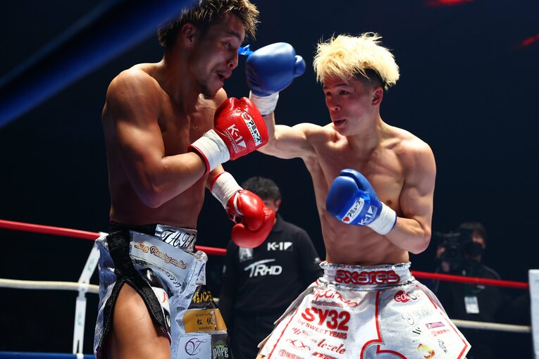 至近距離での打ち合いも　©RISE/Chiyo Yamamoto