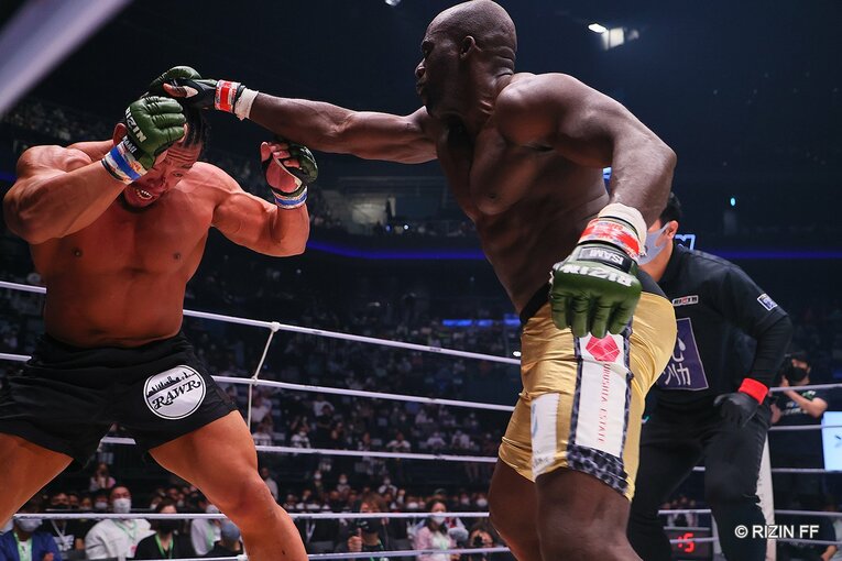 北村はボビーのパンチを食らい鼻から流血。右目も見えない状態になったという　©RIZIN FF