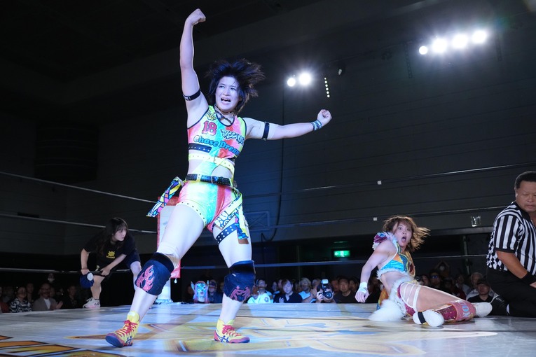 岩谷麻優にフォール勝ちして喜ぶ山岡聖怜　©Essei Hara