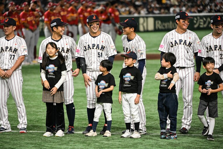 試合前のセレモニーで桑原、小園らと談笑する辰己　©︎Nanae Suzuki