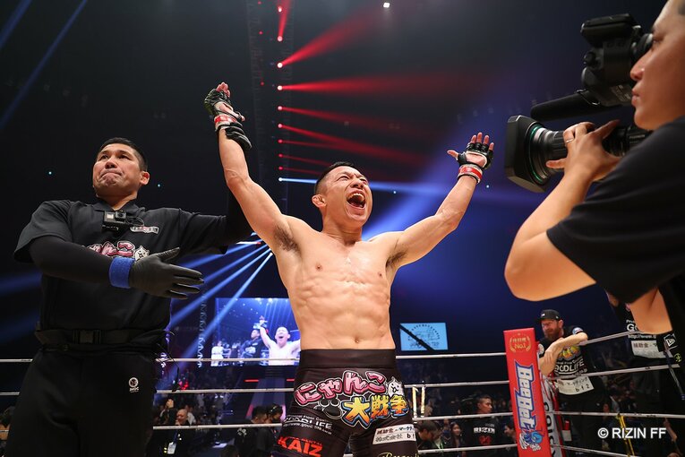 勝ち名乗りを受ける堀口恭司　©RIZIN FF