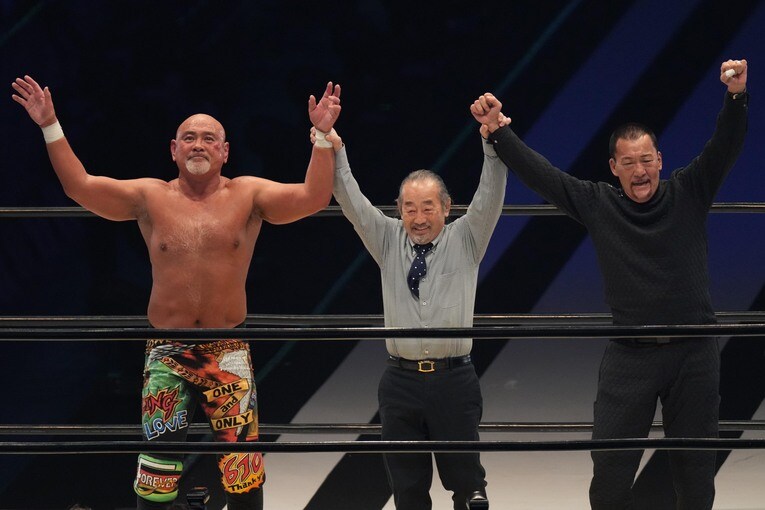 盟友でありライバルでもあった蝶野正洋と。中央はレフェリーのタイガー服部