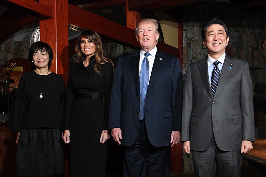 プチ鹿島が振り返る今年のスポーツ紙。下世話目線が見抜いたトランプ外交!?<Number Web> photograph by Keiji Ishikawa