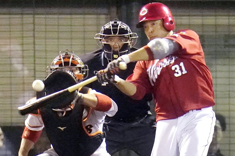 今こそ、逆転のカープの真骨頂を。石原慶幸の言葉、鈴木誠也の姿勢。<Number Web> photograph by Kyodo News