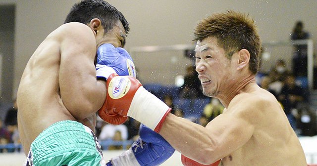 WBC世界フェザー級王者　長谷川穂積選手のV2サイン入りボクシンググローブ