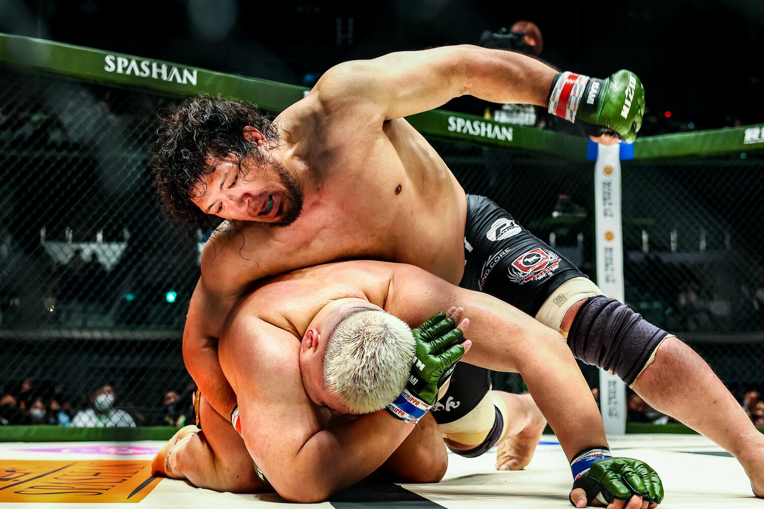 グラウンドで貴賢神を圧倒した関根。しかし巨体ゆえに攻めにくい部分もあったという ©RIZIN FF Susumu Nagao