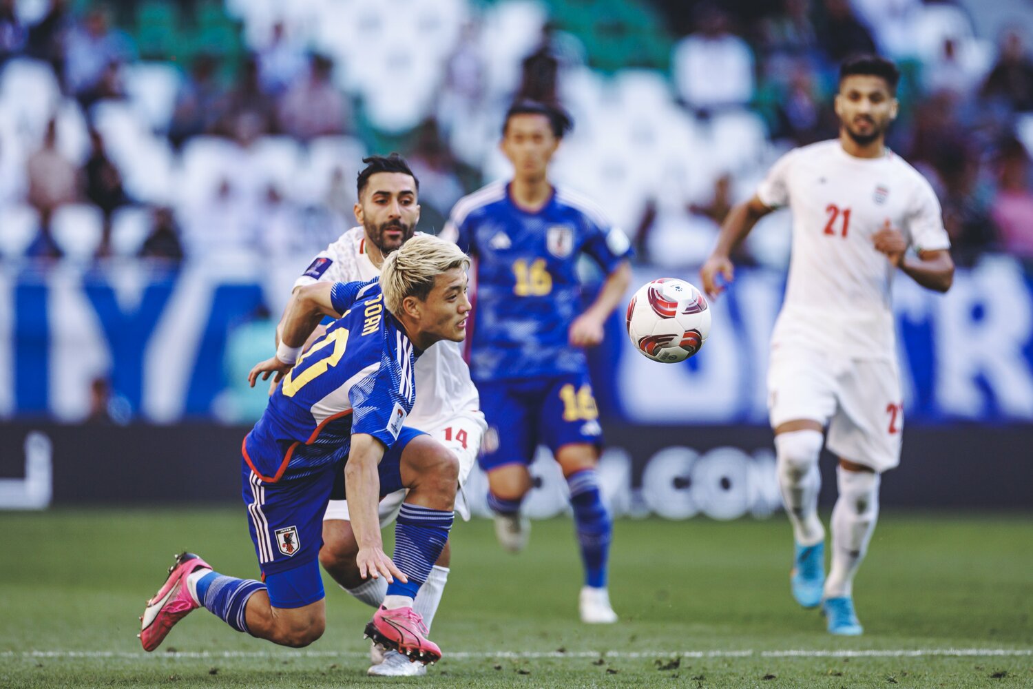 記者陣の前で「ふがいなさ」を口にした堂安　©Kiichi Matsumoto