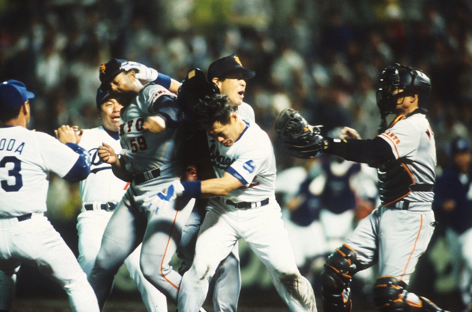 1996年5月1日、中日対巨人。ガルベス投手の危険球で中日・山崎武司と大乱闘【1枚目／全3枚】。落合博満（当時42歳）が2人を止める　©ベースボール・マガジン社