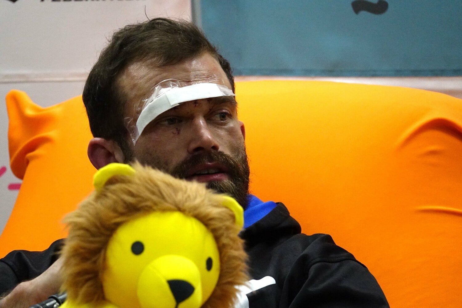 篠塚とは対照的に、傷だらけの顔で試合後会見に登場したマルチネス　©Koji Fuse