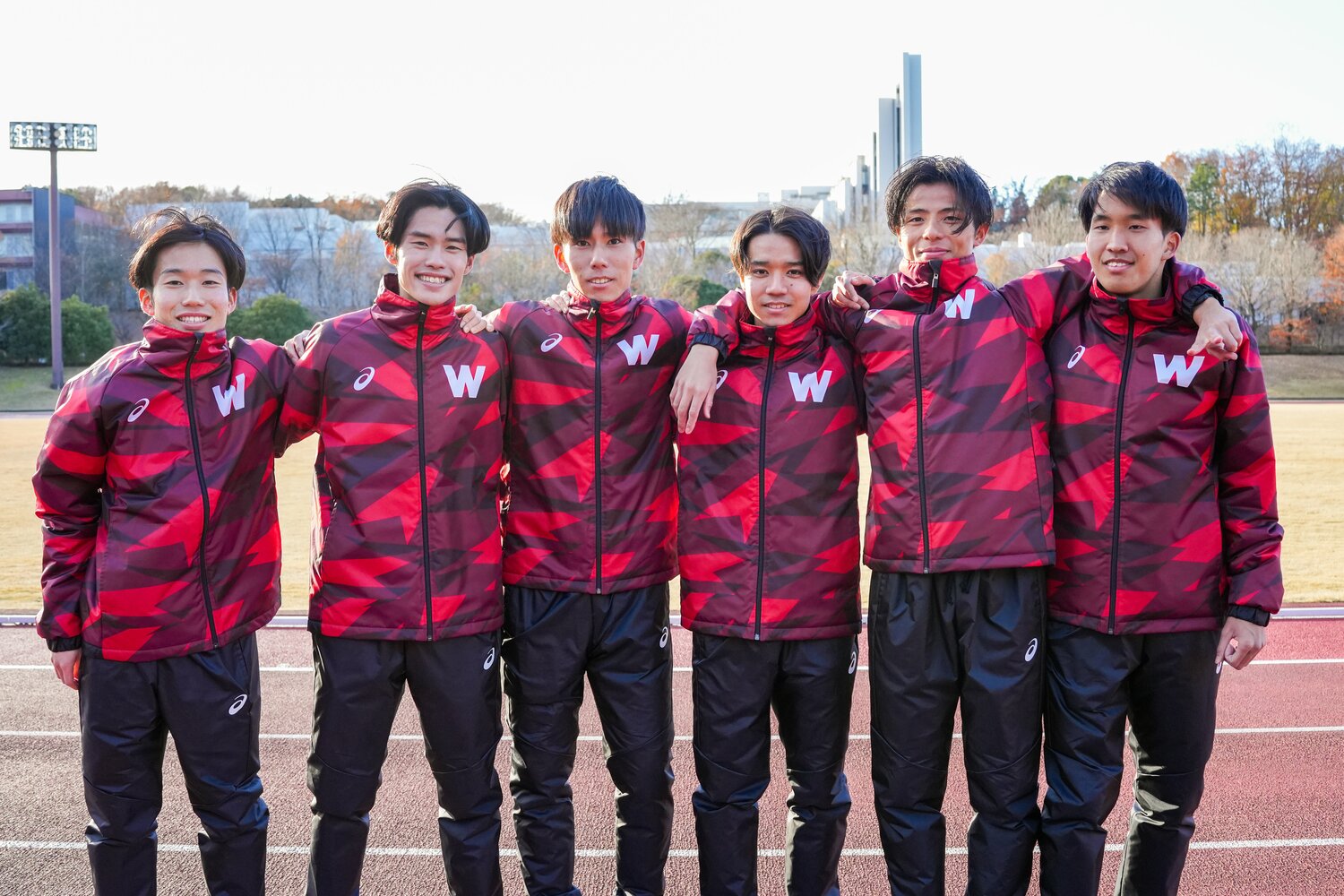 石塚（右）や伊藤（左から2人目）ら高校時代から実績のある同期の存在は菅野にとっても大きかったという　©Satoshi Wada