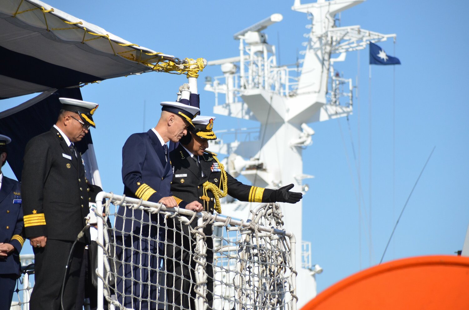 インド沿岸警備隊との合同訓練を視察する瀬口長官。現場からの「叩き上げ」で長官に就任した　©JIJI PRESS