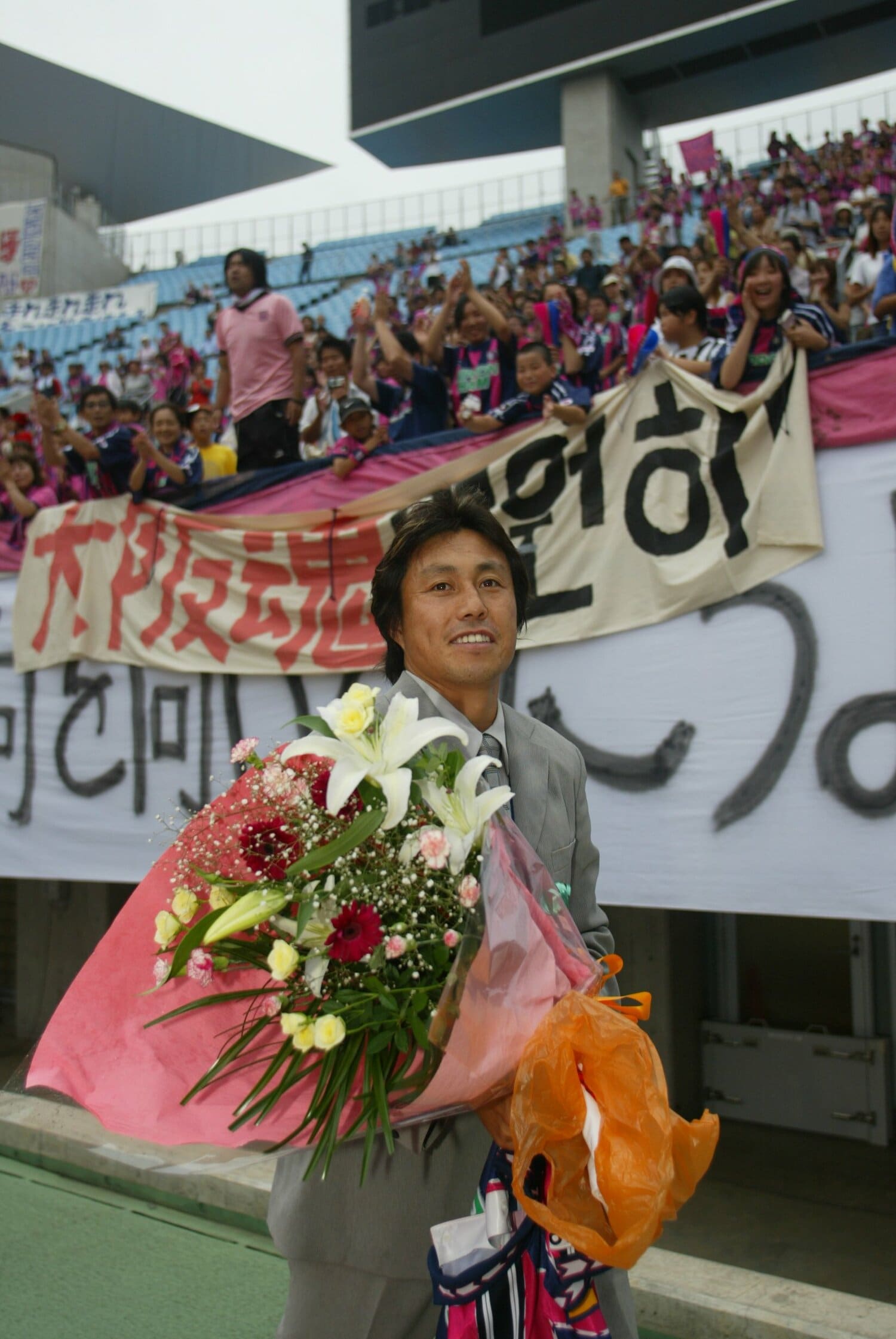 かつて所属したセレッソ大阪のサポーターに挨拶する盧廷潤(2004年撮影)©︎J.LEAGUE