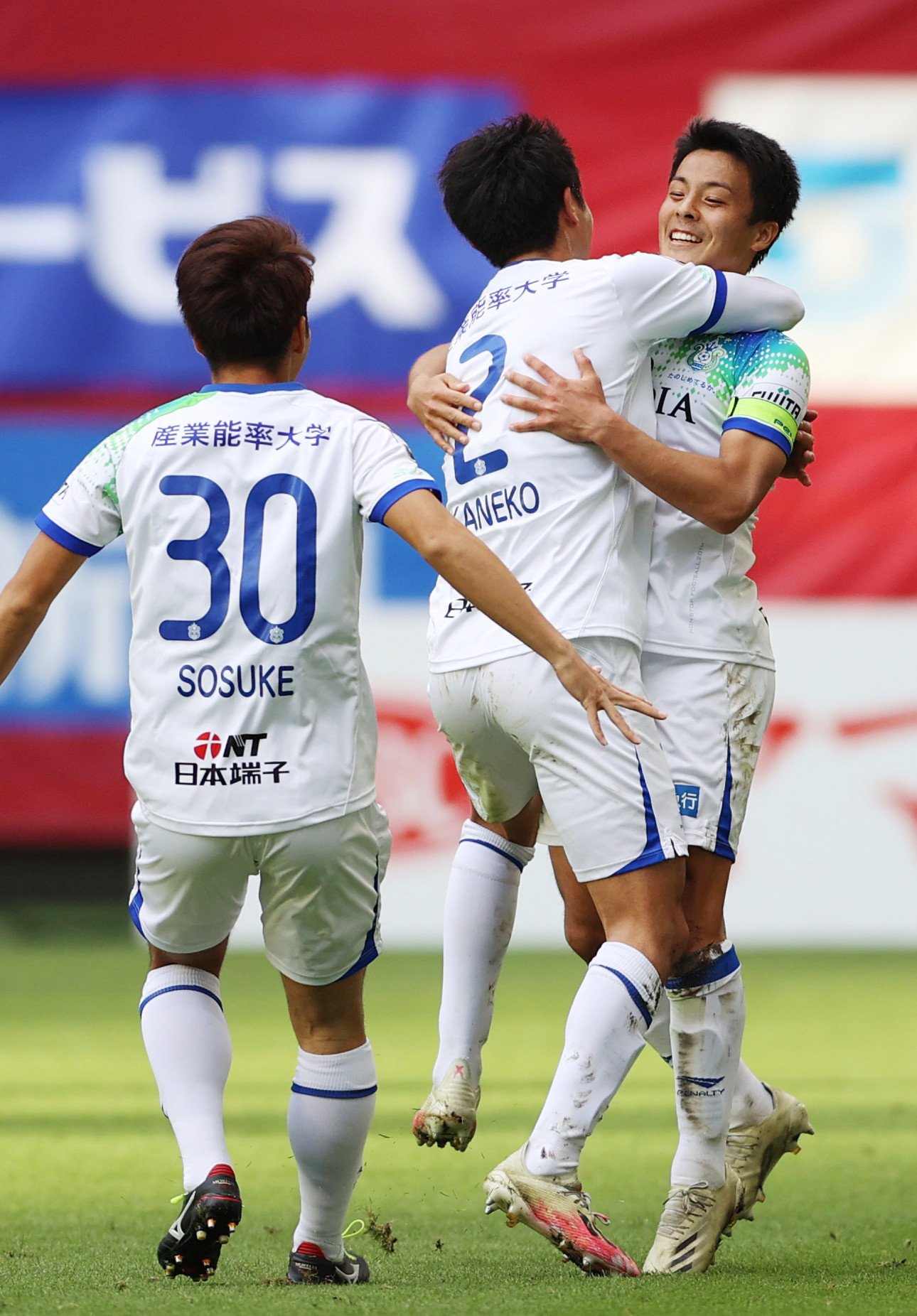 ゴールを決め祝福される湘南の斉藤未月（右）　©JIJI PRESS