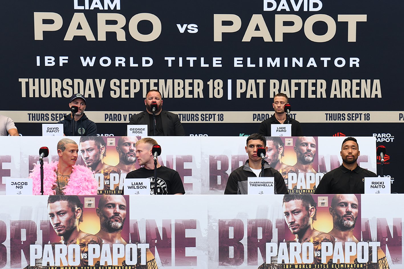 プレスカンファレンスの様子。“フラミンゴ”ジェイコブ・ンは、ド派手なピンクの羽をまとって会見に登場した　©Kokou Sekine