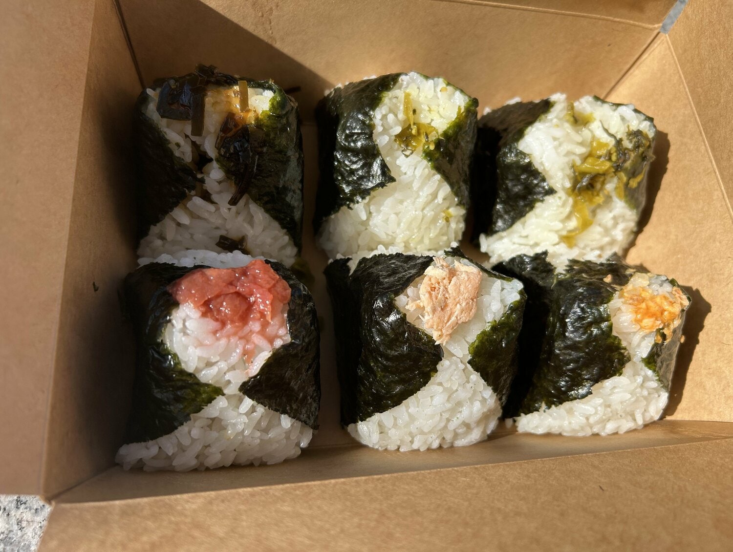 権米衛のおにぎり（高菜、鮭、梅干し、昆布、ピリ辛唐揚げ）。昆布とピリ辛唐揚げが1個2.50ユーロ（約400円）で、残りは1個2.80ユーロ（約440円）