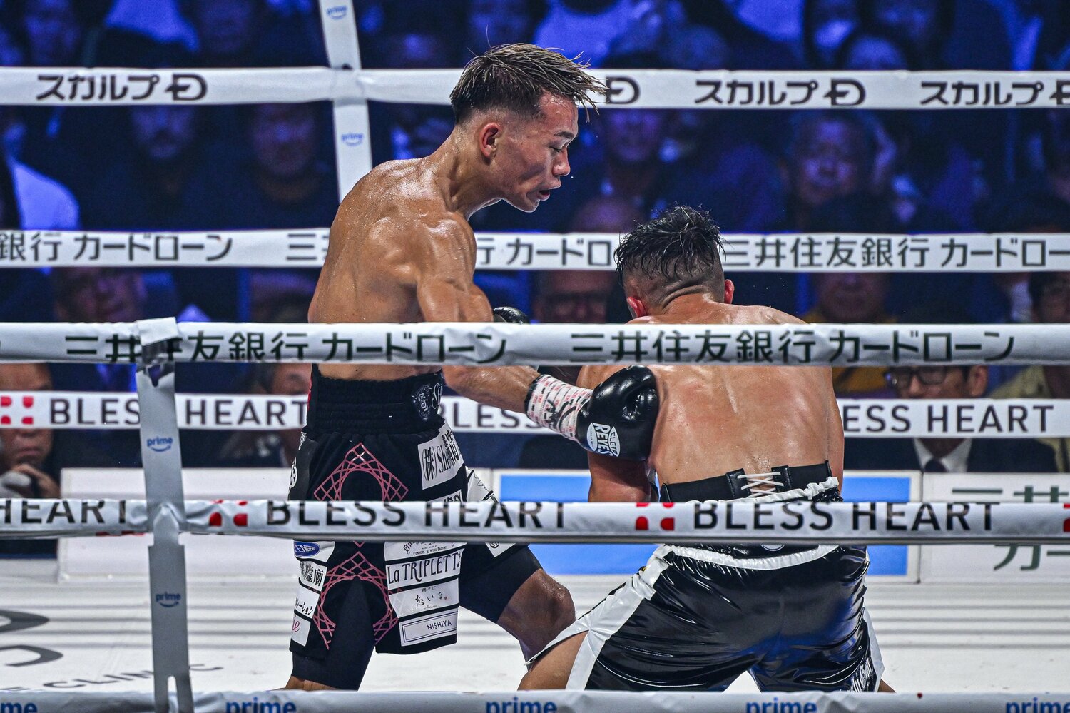 鉄壁のディフェンス力を誇る井上拓真に対して、堤聖也は休むことなく手を出し続けた ©Takuya Sugiyama