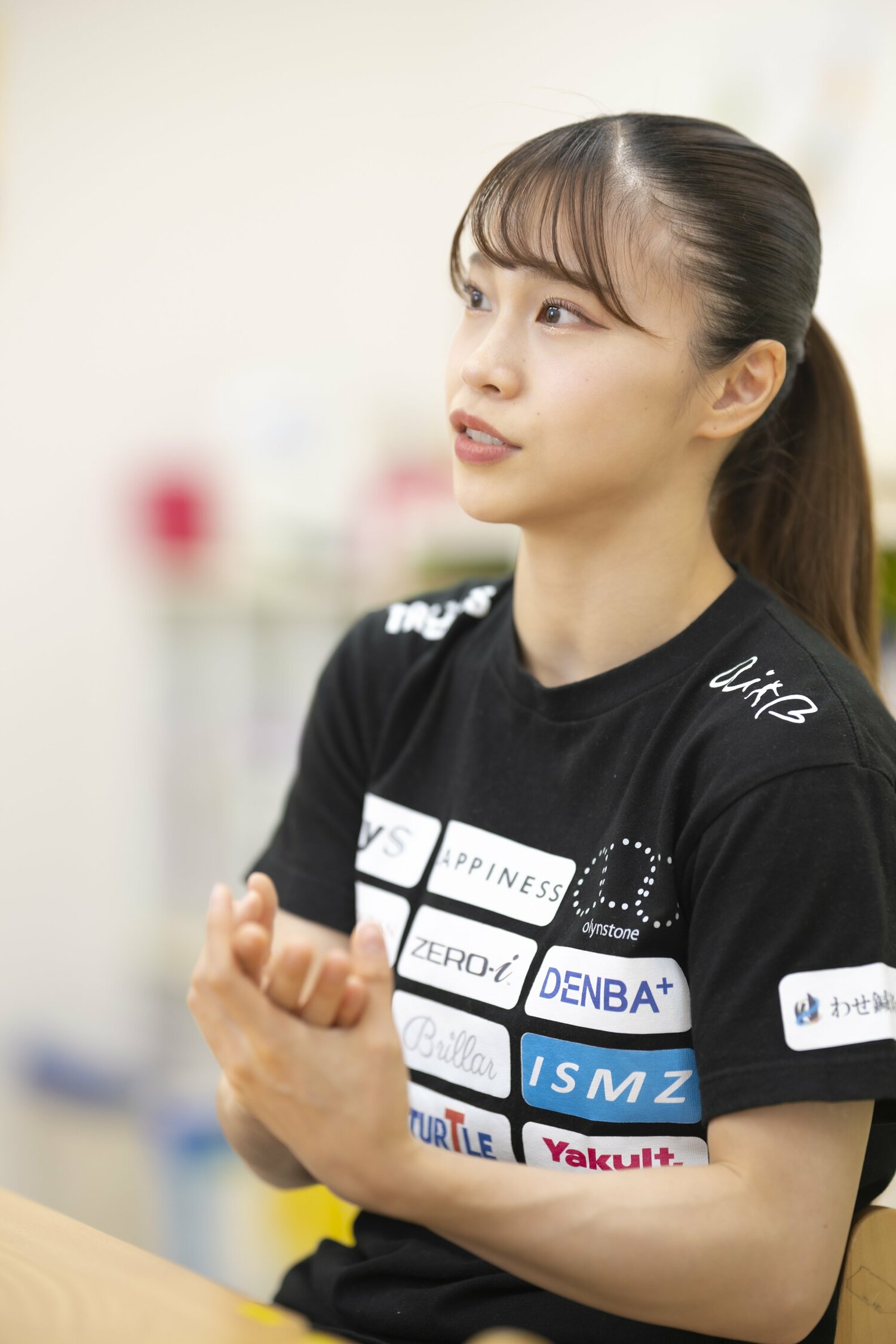 インタビューに答える現在の杉原愛子さん