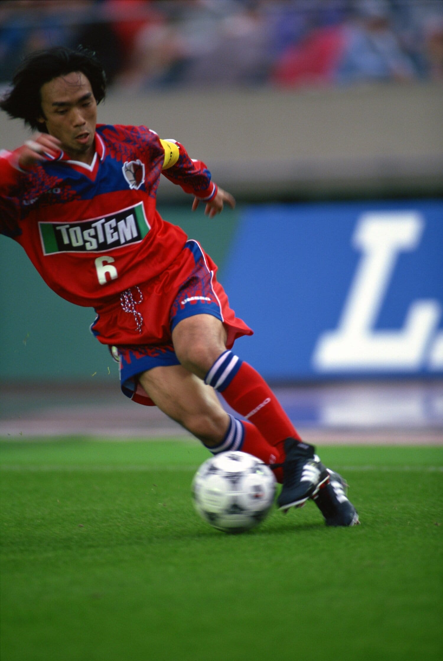 キャプテンマークを付けてプレーする本田泰人（1997年撮影）　©AFLO
