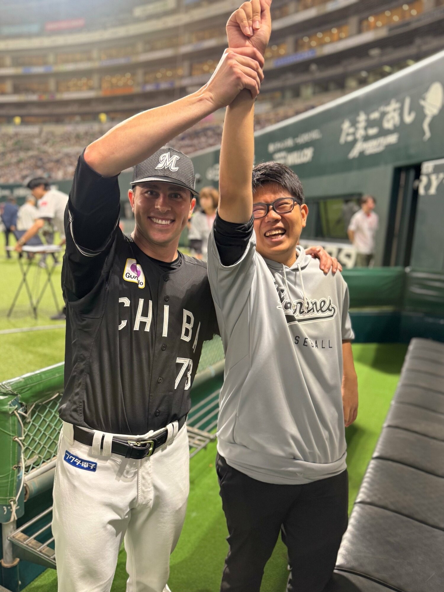 村田通訳の右腕を掲げるロング　©Chiba Lotte Marines