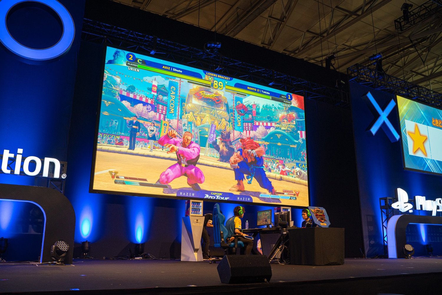 CAPCOM Pro Tour 2019 アジアプレミア決勝ステージ。右側に座っているのがときど