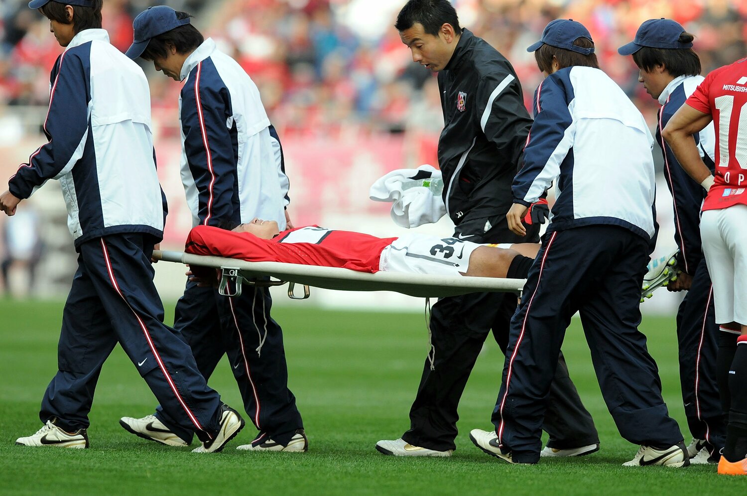 2012年3月20日、ヤマザキナビスコカップのベガルタ仙台戦。山田直輝は相手DFと接触し、担架で運ばれた ©︎Hiroki Watanabe/Getty Images