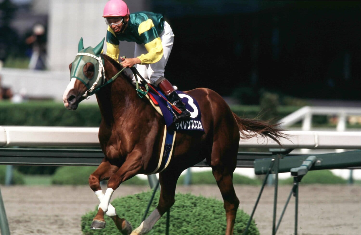 98年の天皇賞・秋で故障が発生したサイレンススズカ(写真は同年の宝塚記念) ©BUNGEISHUNJU
