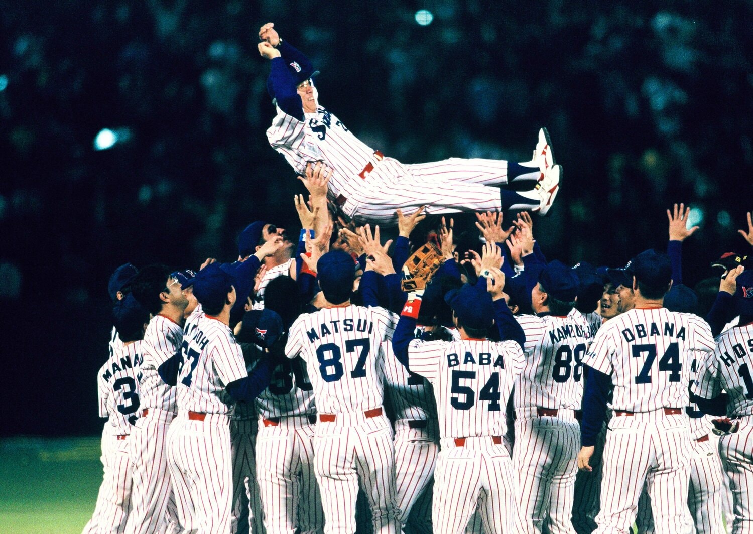 1997年、ヤクルトを日本一に導き胴上げされる野村克也監督。野中徹博も中継ぎの柱として優勝に貢献した　©Sports Graphic Number