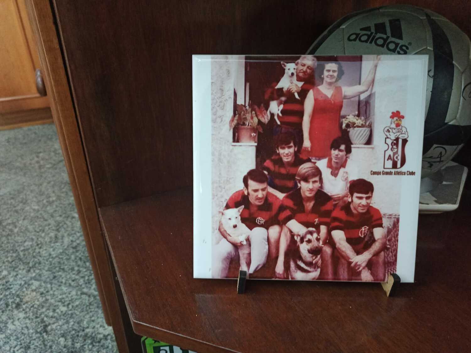 在りし日のジーコ一家（他に長女がいる）。前列が左から長男ゼッカ、ジーコ、次男ナンド、後列が左から4男トゥニッコ、3男エドゥー、最後列が父アントゥネス、母マチウダ。トゥニッコを除く4人がプロ選手になった　©Hiroaki Sawada